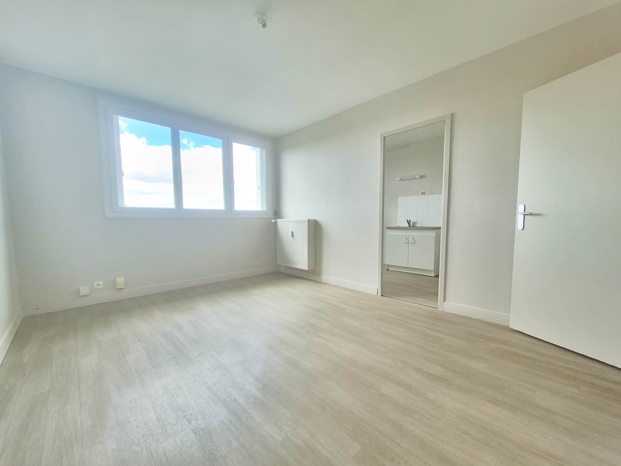 Photo T2 de 42 m² jolie pièce de vie – Proche gare de Tours
