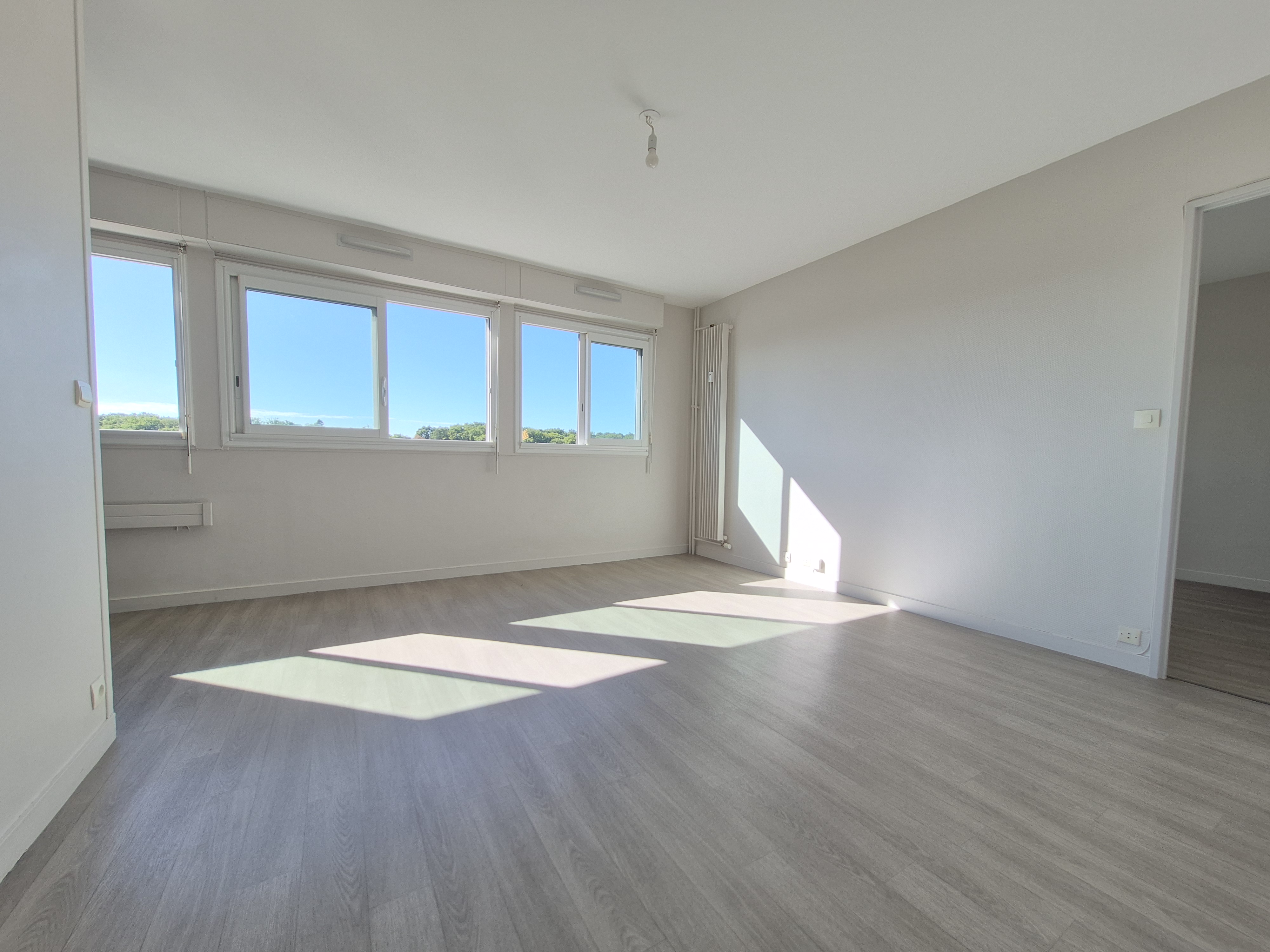 Photo T2 de 52 m² refait à neuf avec belle pièce à vivre – Tours sud